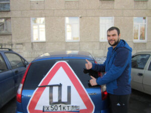 Уралец наклеил огромный знак «Шипы» на свое авто