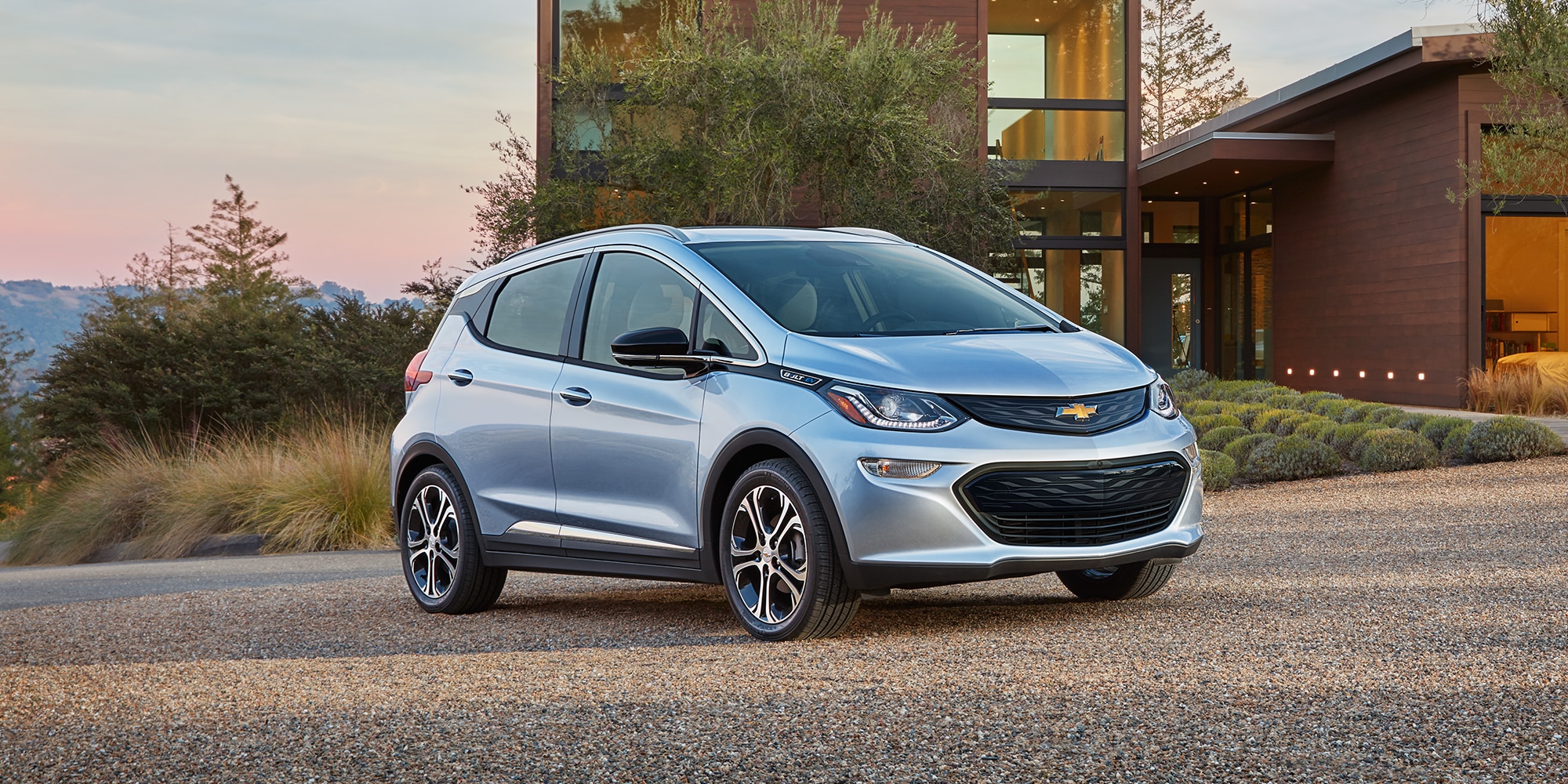 Шевроле болт. Chevrolet Volt ev 2019. Шевроле электромобиль Bolt. Chevrolet Bolt 2021 г. Электрокар Шевроле болт.