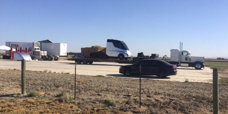 Снимок беспилотного грузовика Tesla попал в Сеть