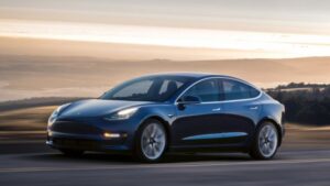Tesla снова приостановила производство электромобиля Tesla Model 3