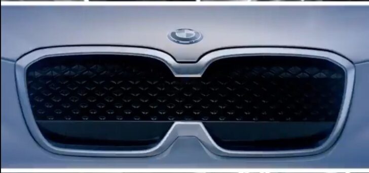 BMW представила тизер решетки электрического кроссовера BMW iX3