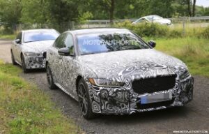 Компания Jaguar вывела на тесты новый прототип седана XE