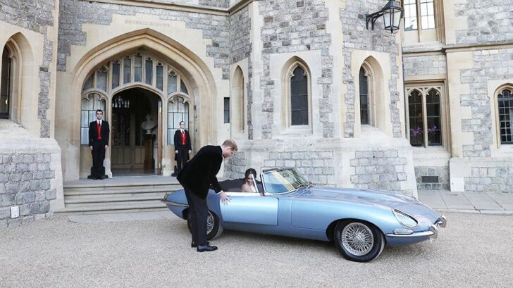 Принц Гарри с супругой уехали со свадьбы на электрокаре Jaguar E-Type