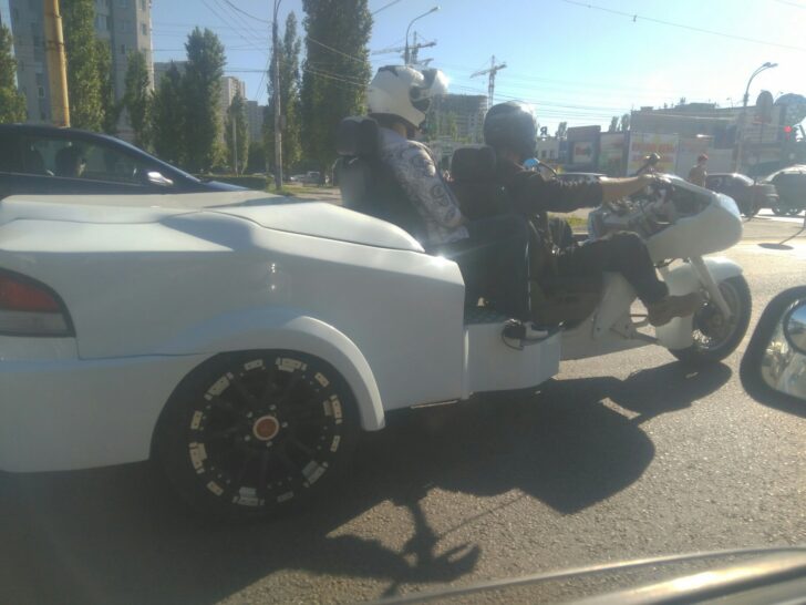 Гибрид мотоцикла и автомобиля сфотографировали жители Воронежа