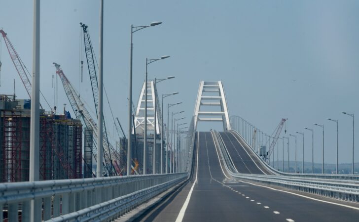 Ради селфи на Крымском мосту водители массово нарушают ПДД