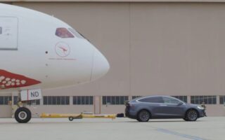 Tesla Model X буксирует Boeing 787-9 Dreamliner