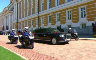 Лимузин проекта «Кортеж»‍. Фото кадр из трансляции инаугурации президента России Владимира Путина
