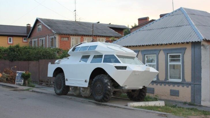 Ростовчан удивил припаркованный в центре города военный броневик