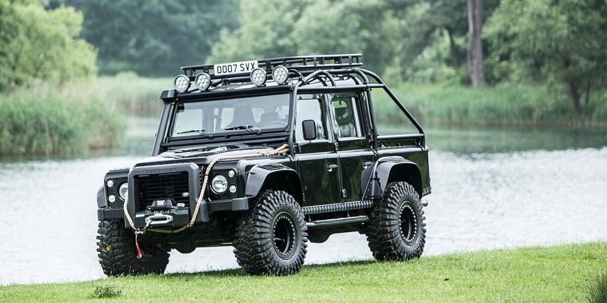 Внедорожник Land Rover Defender Джеймса Бонда продадут на