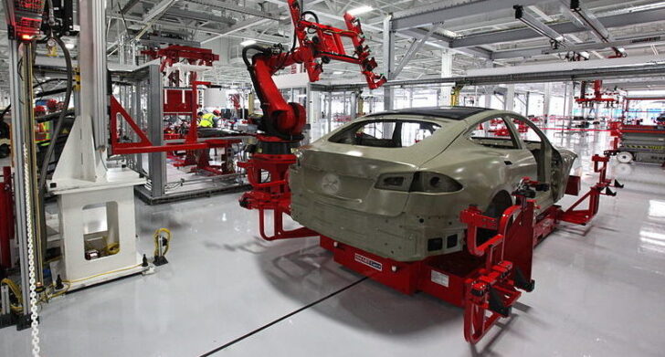 Tesla приостановит производство на двух заводах