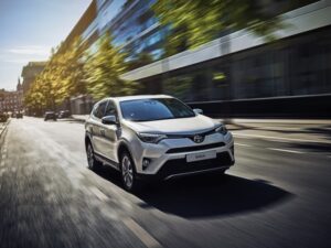 Продажи автомобилей Toyota в России в августе выросли на 23%