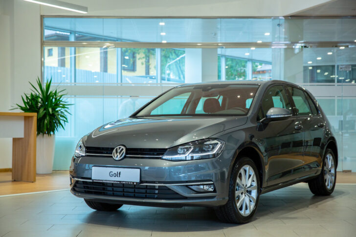 Вернувшийся в РФ Volkswagen Golf передали первому покупателю