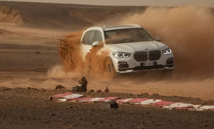 Новый BMW X5 проехал по воссозданной в пустыне трассе Монца