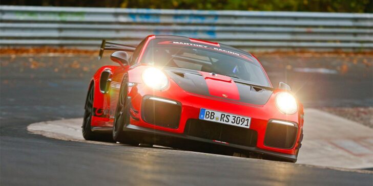 Суперкар Porsche 911 GT2 RS MR стал самым быстрым на Нюрбургринге