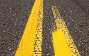 Желтая разметка на дороге. Фото Famartin