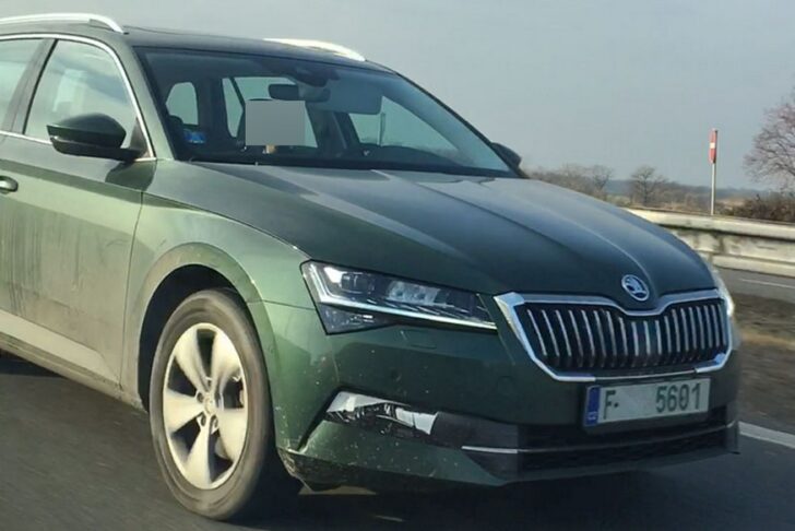 Появились фотографии обновлённой Skoda Superb без камуфляжа