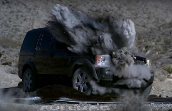 Land Rover на видео разнесли в щепки из танка и гранатомета