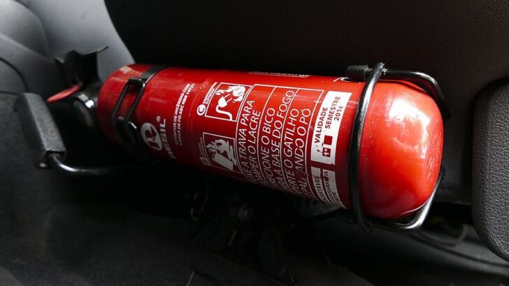 Стало ивестно, почему пятилетний огнетушитель может подвести водителя в случае пожара