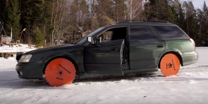 На видео показали Subaru с дисками от циркулярной пилы вместо колес