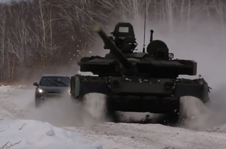 В Омской области сняли на видео гонки танка и внедорожника