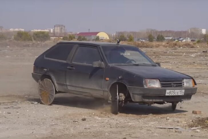 Машину с канализационными люками вместо колес показали на видео