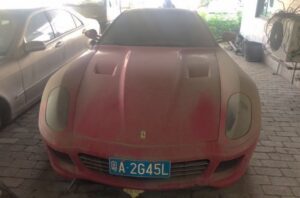Спорткар Ferrari 599 продают в Китае за 250 долларов