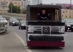Россиянин создал картонный «Гелик» с педалями