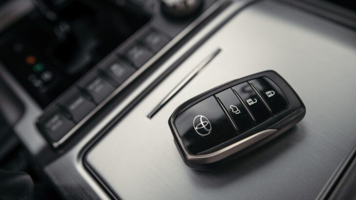 Эксперт объяснил, могут ли угнать заведенный автомобиль, если чип-ключ остался у хозяина