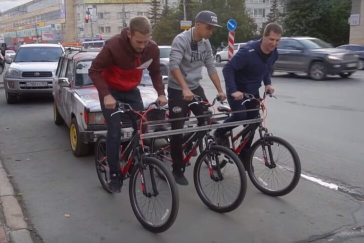 Сколько нужно велосипедов для буксировки «Жигулей», выяснили блогеры