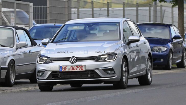 Volkswagen Golf GTE заметили на тестах