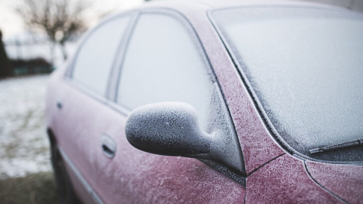 Водителям в России объяснили, как нельзя прогревать машину в минусовую погоду