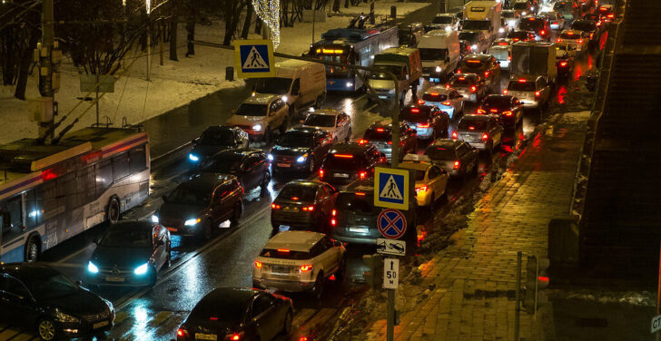 В Госдуме предложили наказывать злоупотребляющих «аварийкой» водителей