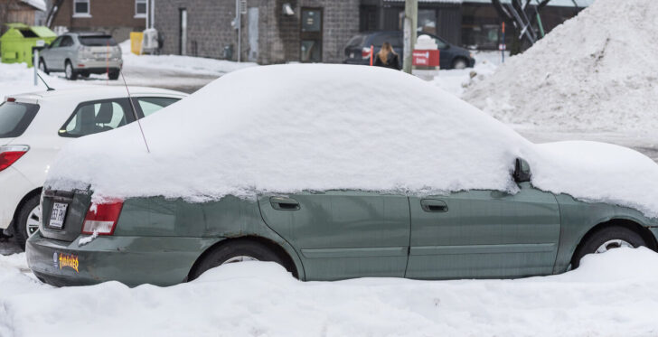 АВТОДОР предупредил, что снег на крыше автомобиля может привести к ДТП в РФ в 2021 году