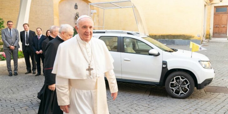 Новым автомобилем Папы Римского стал Renault Duster