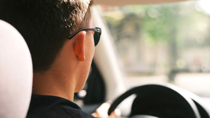 Исследование: 23% водителей отвлекаются на гаджеты за рулем