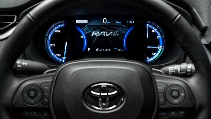 Интерьер Toyota RAV4 Prime