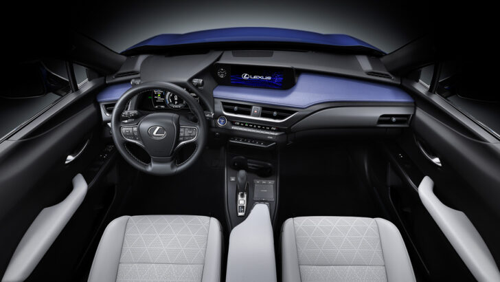Интерьер Lexus UX 300e