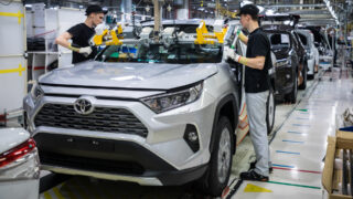 Установка лобового стекла Toyota RAV4