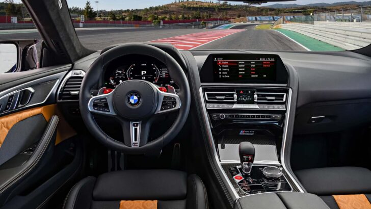 Интерьер BMW M8 Coupe