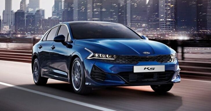 Новые седаны Kia K5 ржавеют уже в автосалонах