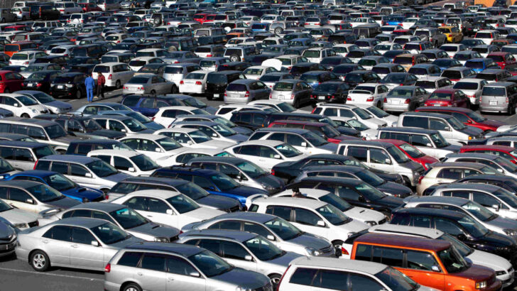 Продажи автомобилей с пробегом в России падают шестой месяц подряд