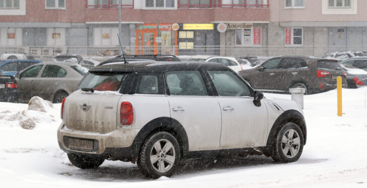 Автоинструктор рассказал, на каких машинах лучше не ездить после снегопада