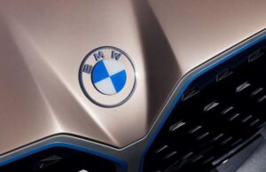 Компания BMW представила новый логотип марки