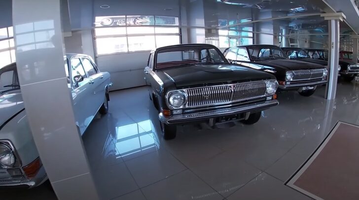 В России открылся автосалон по продаже новых советских машин