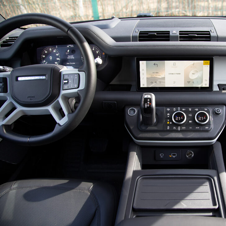 Интерьер нового Land Rover Defender. Фото Jaguar Land Rover
