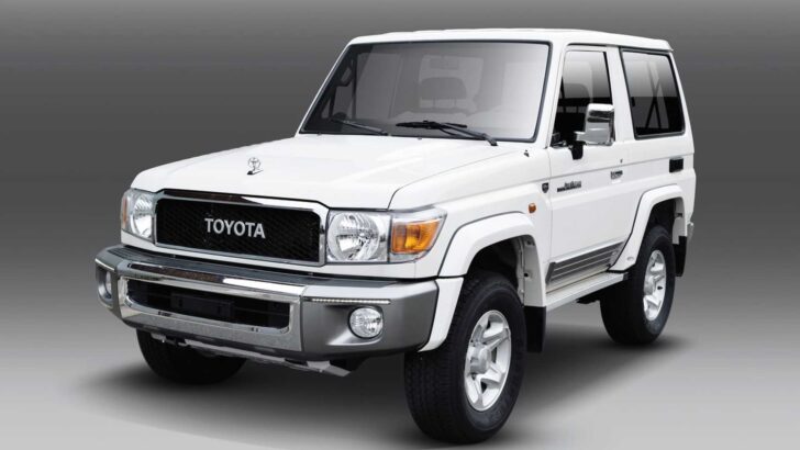 Компания Toyota продает новые Land Cruiser 70 и FJ Cruiser