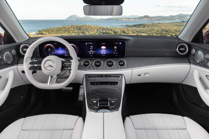 Интерьер кабриолета Mercedes-Benz E-Class