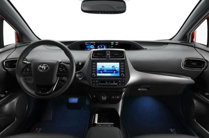 Интерьер Toyota Prius 2020