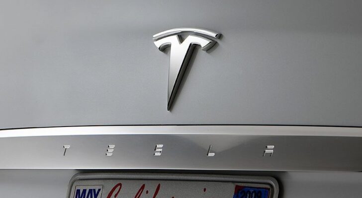 Tesla снизила цены на свои электрокары
