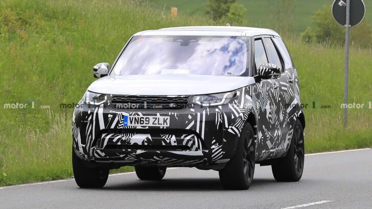 Land Rover вывел на тесты обновленный Land Rover Discovery
